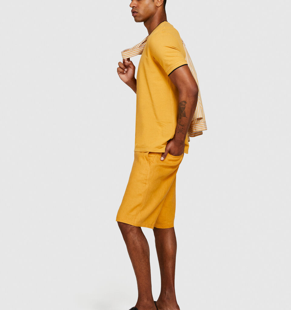100% linen bermudas - men's shorts - Mustard | Sisley image number 2